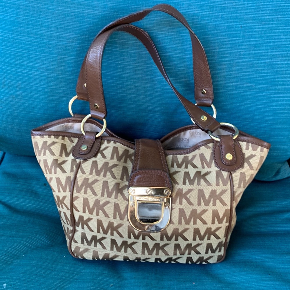 Small shoulder bag